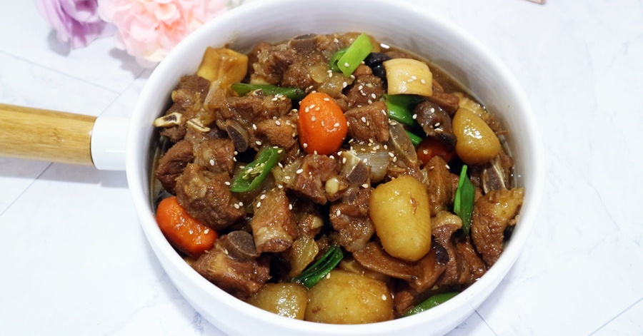 Dušená vepřová žebírka (Dwaeji-galbijjim)