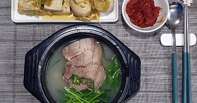 Dwaeji-gukbap tự làm (súp thịt lợn và cơm Hàn Quốc)