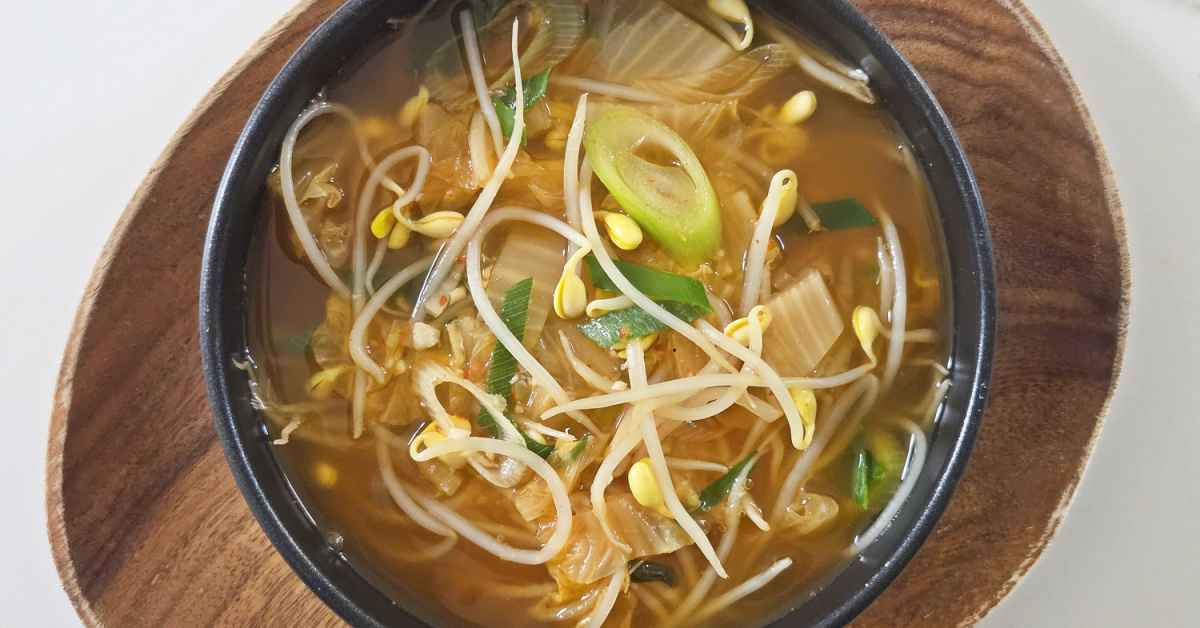 Erfrischende Kimchi-Sojasprossen-Suppe