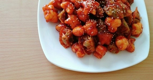 Tteok-Mandu Gangjeong (sødt-stærkt glaserede riskager og dumplings)